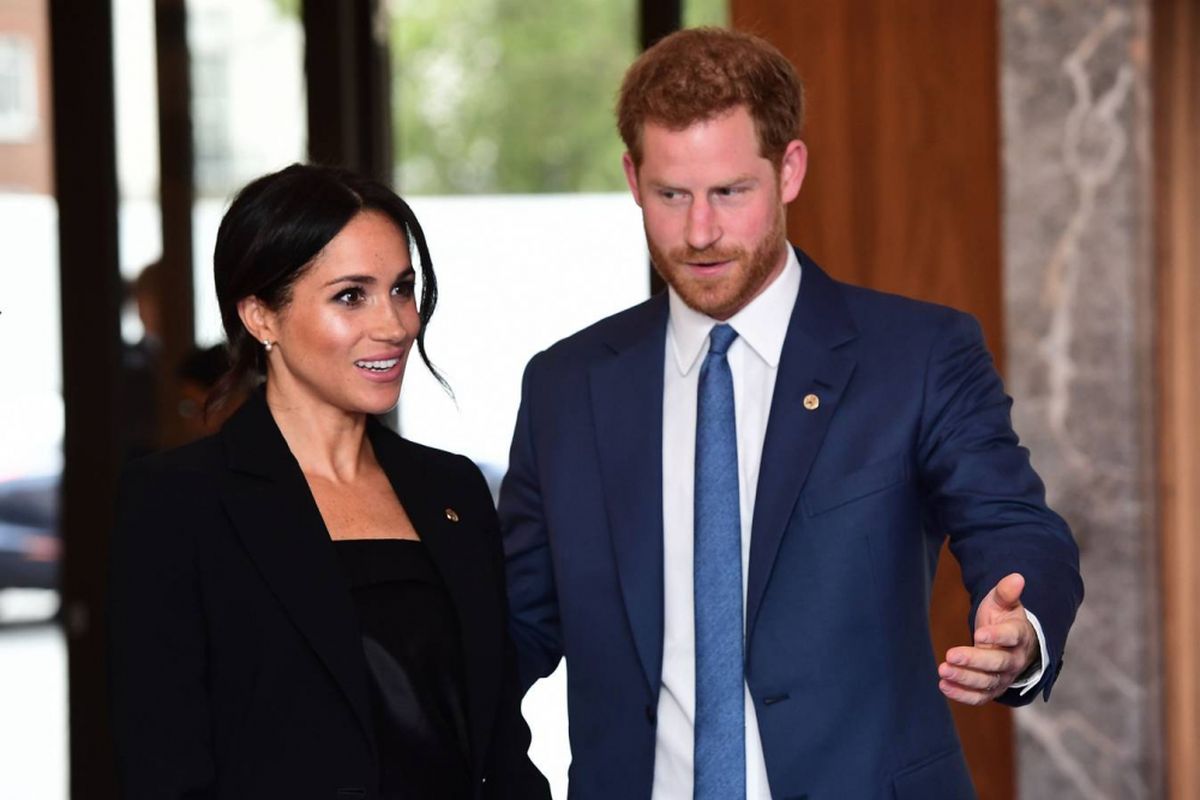 Meghan Markle (kiri) dan Pangeran Harry (kanan) saat acara WellChild Awards, London. Meghan tampil dengan busana androgini, lengkap dengan anting khusus pemberian dari Ratu Inggris, Elizabeth.