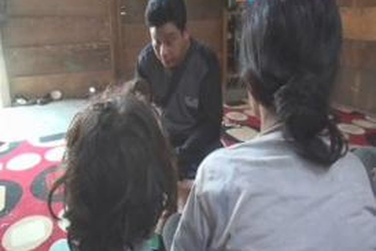 Seorang kakek uzu bersusia 71 di Mmauju utara Sulawesi barat ditangkap polisi karena kedapatan memperkosa seorang bocah berusia 11 tahun yang duduk di kelas iv sd yang tak lain ponakan pelaku sendiri.