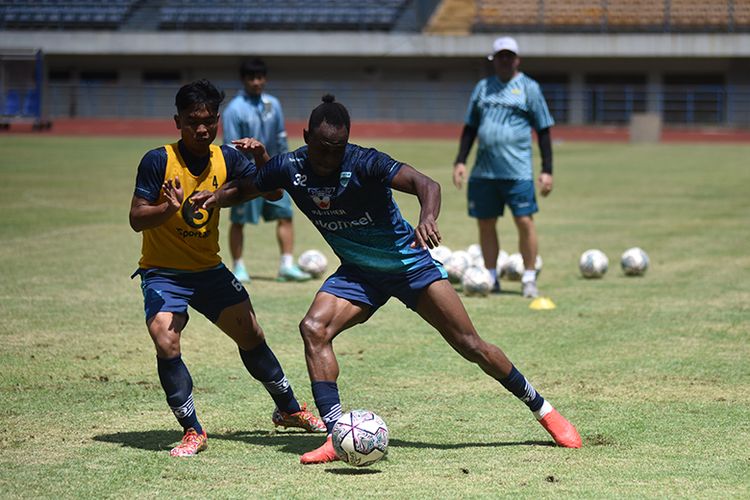 Bek Persib Bandung, Victor Igbonefo (kanan), dalam sesi latihan tim di Stadion GBLA, Kota Bandung, Kamis (2/9/2021).