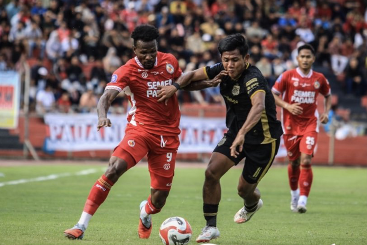 Momen perebutan bola dalam laga pekan kesembilan Super League 2025-2026 antara Semen Padang vs Bhayangkara FC di Stadion H. Agus Salim, Senin (20/10/2025).