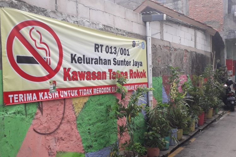 Suasana di RT 013 RW 01 Sunter Jaya, Jakarta Utara, yang menerapkan kebijakan kawasan bebas asap rokok di permukiman itu, Senin (11/2/2019).