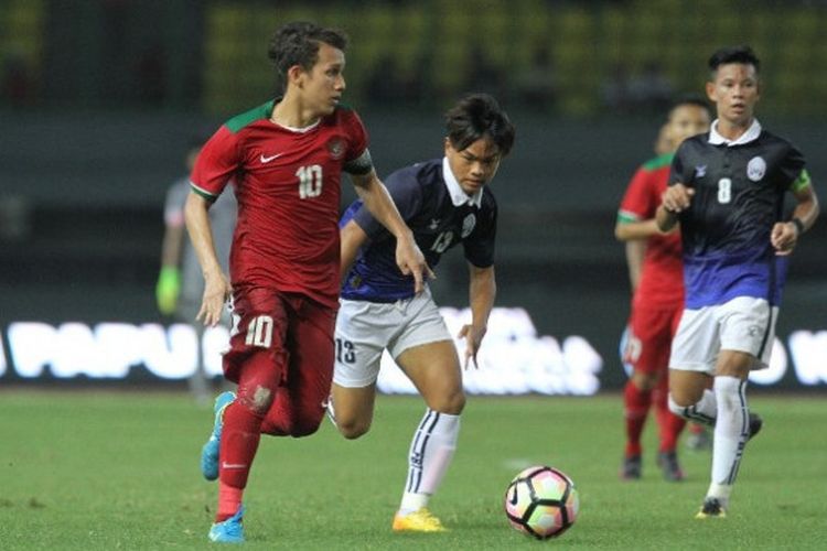 Aksi gelandang tim nasional U-19 Indonesia, Egy Maulana, dalam pertandingan persahabatan melawan Kamboja pada Rabu (4/10/2017).