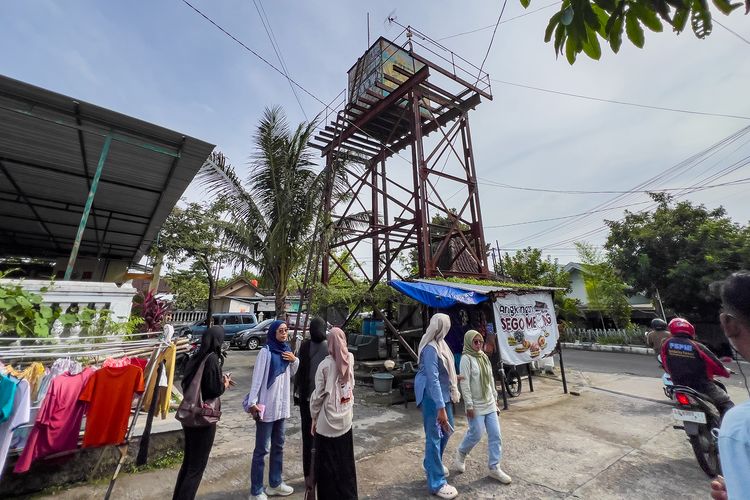 Peserta Wonogiri Walking Tour saat menyambangi menara air kuno untuk kereta uap masa lalu (25/1/2026).