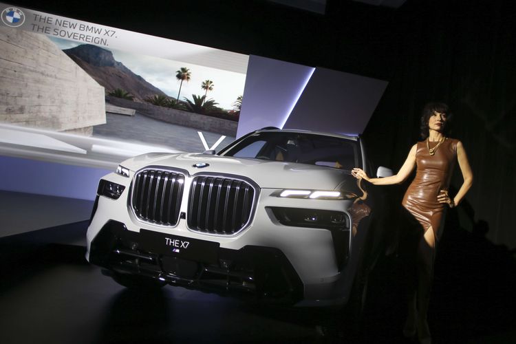 Model berpose saat peluncuran Luxury Sport Activity Vehicle New BMW X7 di Jakarta, Kamis (2/2/2023). New BMW X7 hadir dengan berbagai peningkatan serta kombinasi dari tampilan ekslusif, kedinamisan, kelapangan kabin mewah, dan keserbagunaan yang terdepan di kelasnya.