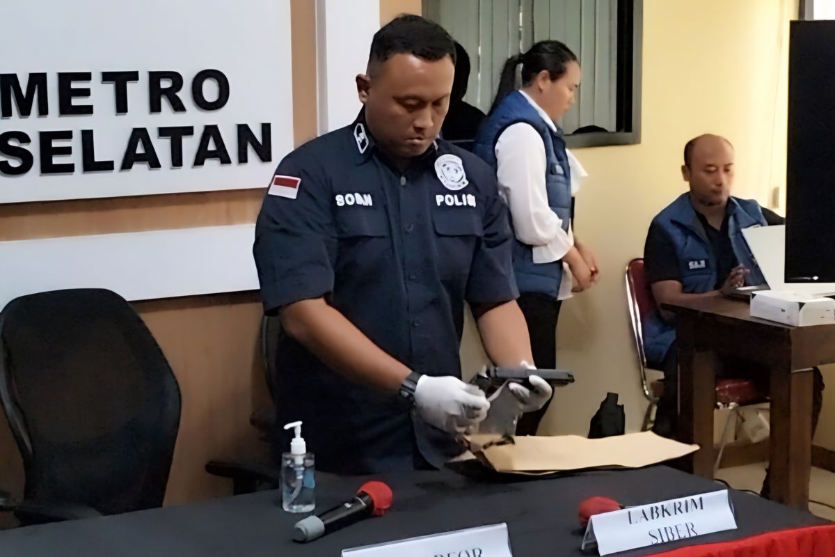 Laboratorium Kriminal Siber Polri saat menunjukkan senjata api di Mapolres Metro Jakarta Selatan, Senin (29/4/2024).