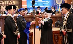 Gubernur Jatim Raih Gelar Doktor Honoris Causa Bidang Ilmu Ekonomi dari FEB Unair