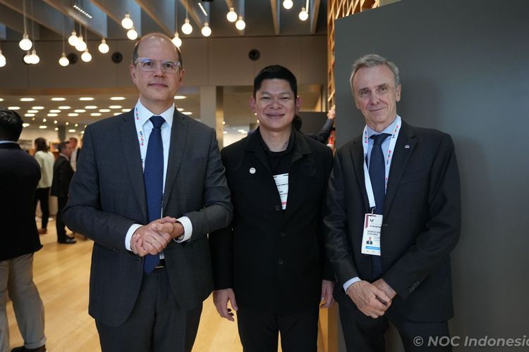 Ketua Umum NOC Indonesia, Raja Sapta Oktohari, bersama President of the International Federation of Sport Climbing (IFSC), Marco Scolaris (kanan), di ajang IF Forum 2025 di The Olympic Museum, Lausanne, Swiss, pada Kamis (30/10/2025)