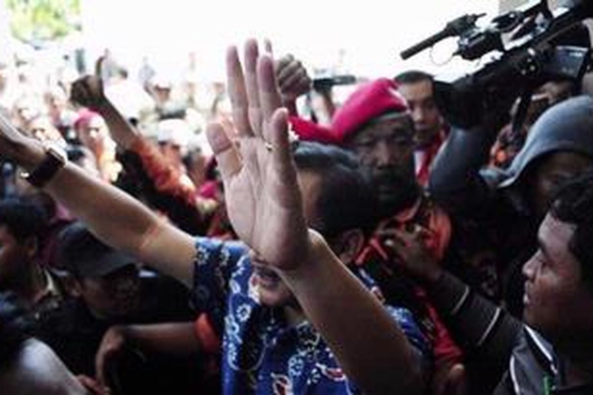 Wali Kota Semarang Soemarmo HS menenangkan situasi setelah anggota organisasi Pemuda Pancasila yang arogan nyaris bentrok dengan sejumlah wartawan di Pengadilan Tindak Pidana Korupsi, Kota Semarang, Jawa Tengah, Kamis (1/3/2012). Soemarmo HS hadir sebagai saksi dalam sidang perkara kasus suap RAPBD Kota Semarang.  