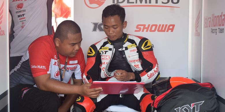 Pebalap Astra Honda Racing Team, Rheza Danica Ahrens (kanan), berdiskusi dengan kru timnya setelah menyelesaikan sesi kualifikasi nomor Asia Production 250cc pada seri pertama Asia Road Racing Championship (ARRC) 2017 di Sirkuit Johor, Malaysia, Sabtu (1/4/2017).