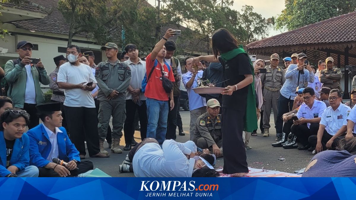 Teatrikal Santet Presiden-Wapres Warnai Aksi Mahasiswa di Banyumas