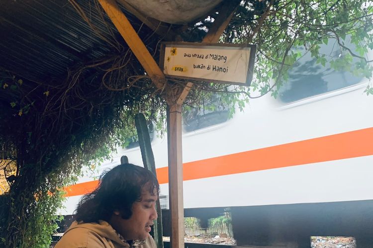 Modal Nekat saat Pandemi, Slamet Kini Punya Selak Cafe Pinggir Rel yang Viral