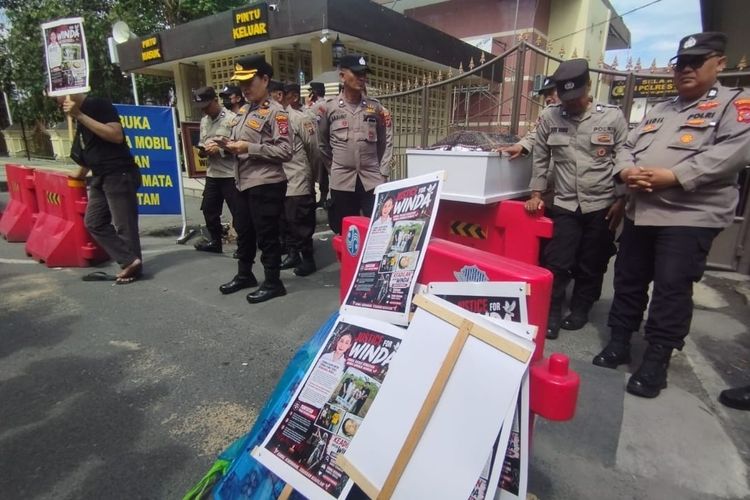 Keluarga Eks Istri Polisi di Medan Bawa Peti Jenazah ke Polrestabes, Minta Otopsi Ulang