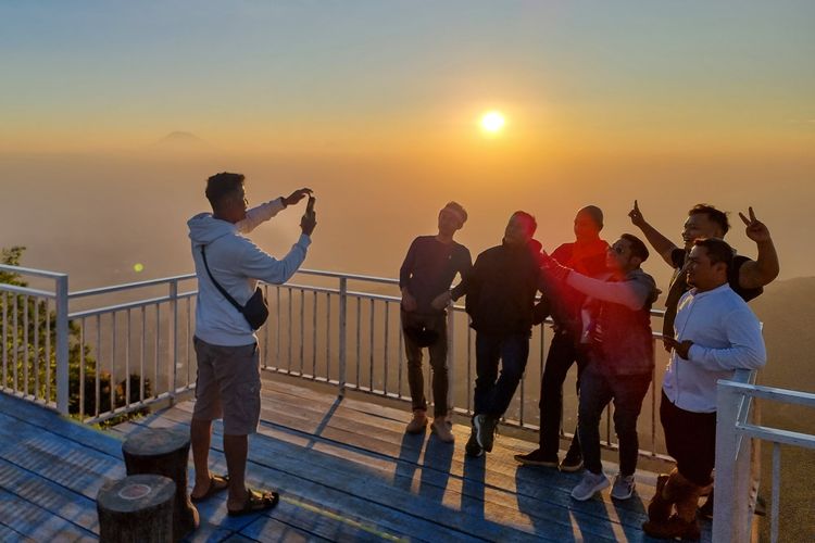 Wisatawan berfoto di Taman Langit Telomoyo.