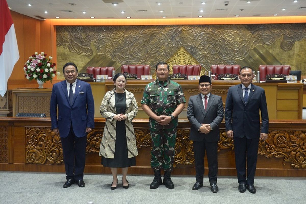 Ketua Dewan Perwakilan Rakyat (DPR) Republik Indonesia (RI) Puan Maharani dalam konferensi pers usai Rapat Paripurna DPR RI Ke-12 Masa Persidangan II Tahun Sidang 2022-2023 yang mengesahkan Laksamana TNI Yudo Margono sebagai Panglima TNI, di Komplek Parlemen Senayan, Jakarta, Selasa (13/12/2022). 