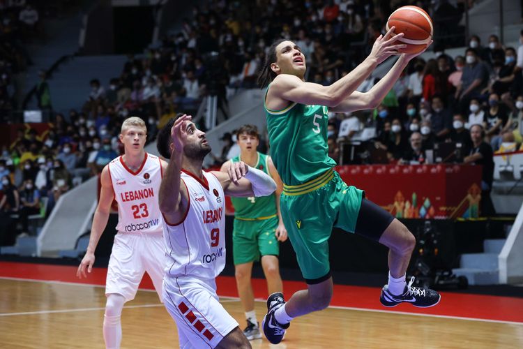 Pemain timnas basket Australia, Tyrese Proctor berusaha melewati pemain timnas basket Lebanon pada laga final FIBA Asia Cup 2022 di Istora Senayan, Jakarta, Minggu (24/7/2022). Australia tampil sebagai juara setelah menang dengan skor 75-73.