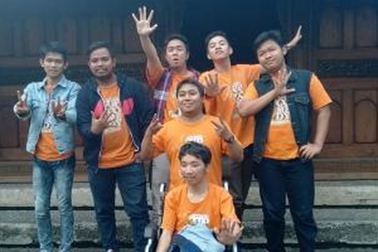 Tujuh finalis SUCI 5 Kompas TV Indra, Rigen, Barry, Afif, Rahmet, Heri Hore, dan Dhani diabadikan usai wawancara di depan Bentara Budaya Jakarta, Palmerah Selatan, Jakarta Barat, Kamis (7/5/2015).