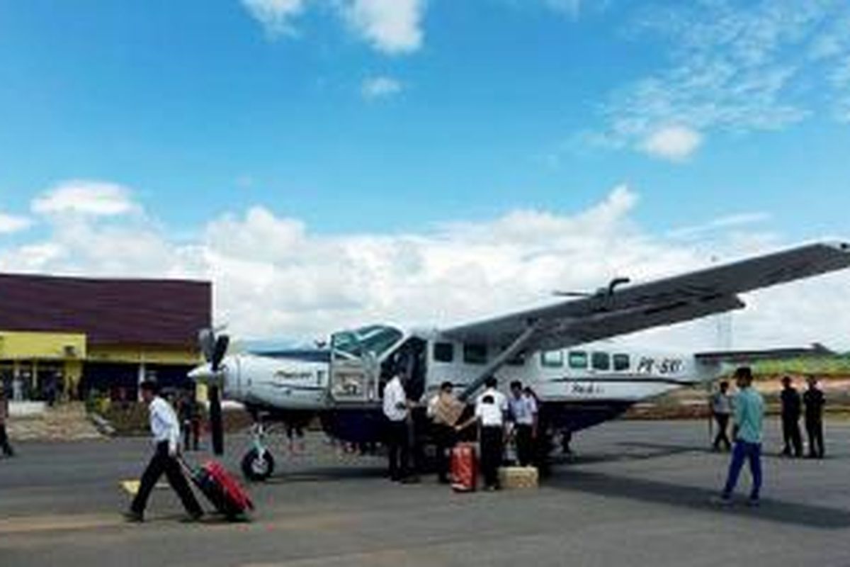 Penumpang turun dari pesawat yang mendarat di Bandara Atung Bungsu, Kota Pagar Alam, Sumatera Selatan, beberapa waktu lalu. Bandara yang mulai beroperasi tahun 2014 ini disinggahi pesawat perintis dengan tujuan Palembang dan Bengkulu. Keberadaan bandara itu diharapkan dapat mempercepat pertumbuhan ekonomi dan sektor pariwisata kota itu.