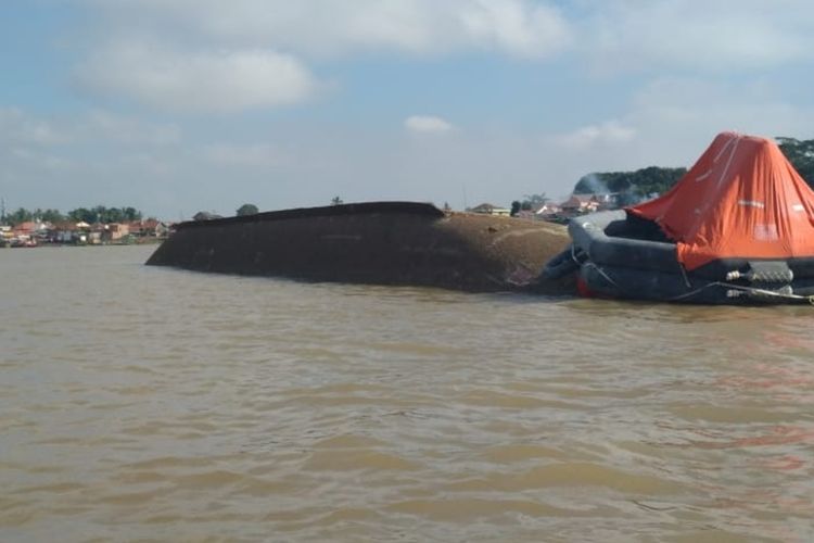 Kapal KM Ceria 8 yang bermuatan pupuk curah asal Semarang karam di sungai Musi tepatnya di kawasan 16 Ulu, Palembang, Sumatera Selatan lantaran mengalami kebocoran di lambung kapal, Jumat (14/8/2020).