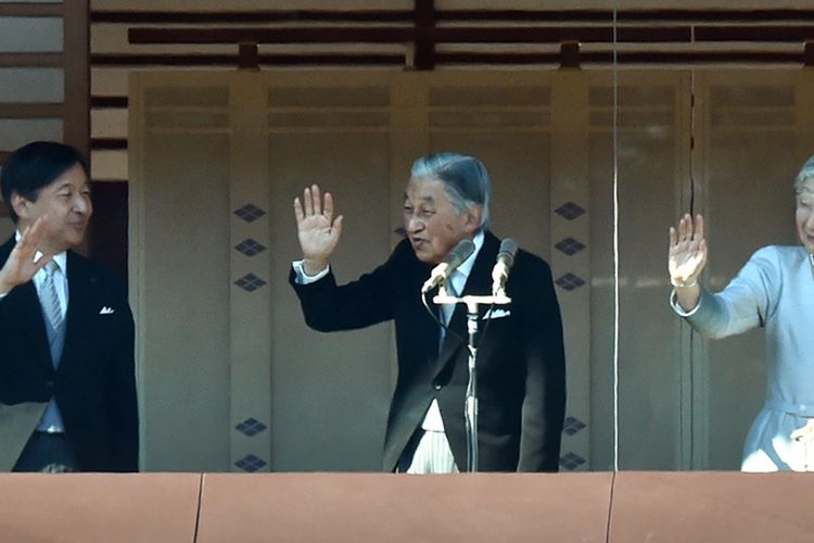 Kaisar Jepang, Akihito (tengah) didampingi Permaisuri Michiko (kanan) dan Putra Mahkota Naruhito, menyapa pendukungnya saat menyampaikan pidato tahun baru di Istana Kekaisaran di Tokyo, Rabu (2/1/2019).