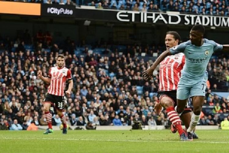 Kelechi Iheanacho mencetak gol penyama kedudukan Manchester City ke gawang Southampton pada pertandingan Premier League di Stadion Etihad, Minggu (23/10/2016).