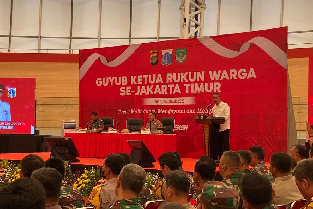 Penjabat (Pj) Gubernur DKI Jakarta Heru Budi Hartono menghadiri pertemuan Ketua RW se-Jakarta Timur di Jakarta International Velodrome, Jakarta Timur, Sabtu (14/1/2023). 