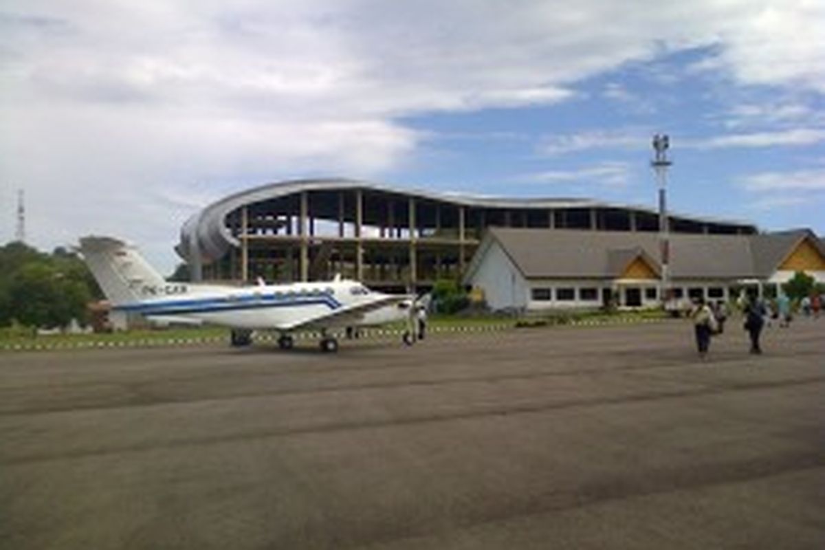 Menurut Kepala Bandara Labuhan Bajo, Fuadani, (Rabu/19/2013), para pelancong datang dari berbagai daerah. Jumlahnya terus meningkat secara signifikan.