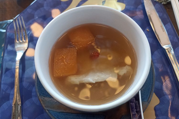 Double-Boiled Conpoy, Fish Maw and Sea Conch with Melon by Chef Tony Su yang disajikan di T'ang Court Jakarta di The Langham Jakarta, Jakarta Selatan, Selasa (30/4/2024).