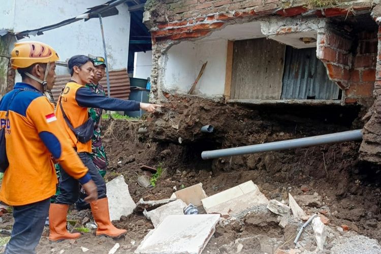 Peristiwa tanah longsor yang menimpa dua rumah di Jalan Patimura, Kelurahan Temas, Kota Batu, Jawa Timur pada Rabu (25/12/2024), siang. 
