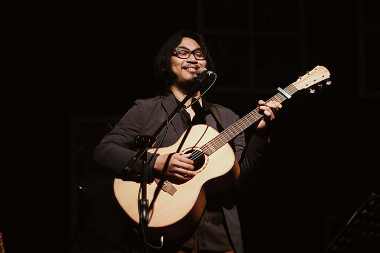 Adhitia Sofyan dalam konser Sesuatu di Jogja