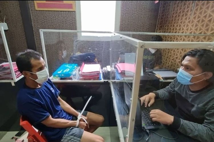 Y pelaku penganiaya terhadap anak tirinya di Lebak ditahan Polres Lebak, Selasa (4/5/2021)