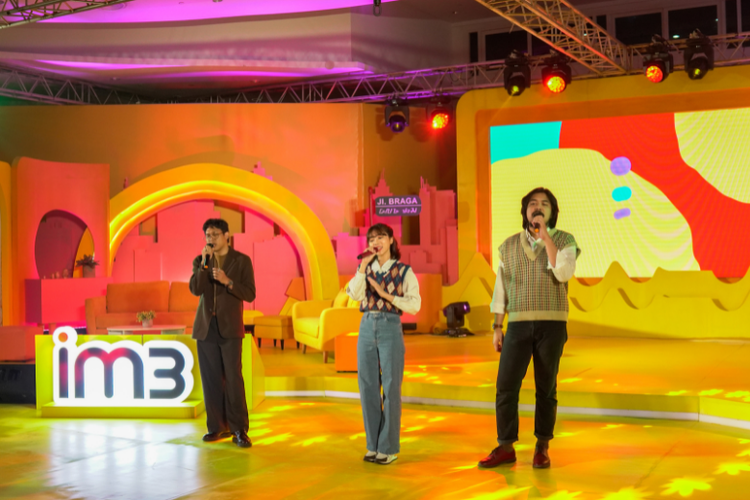 Isyana Sarasvati, Daniel Baskara Putra, dan Bilal Indrajaya saat membawakan lagu Alunan Temu. 