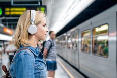 Risiko Tuli pada Orang Muda akibat Pakai Headphone