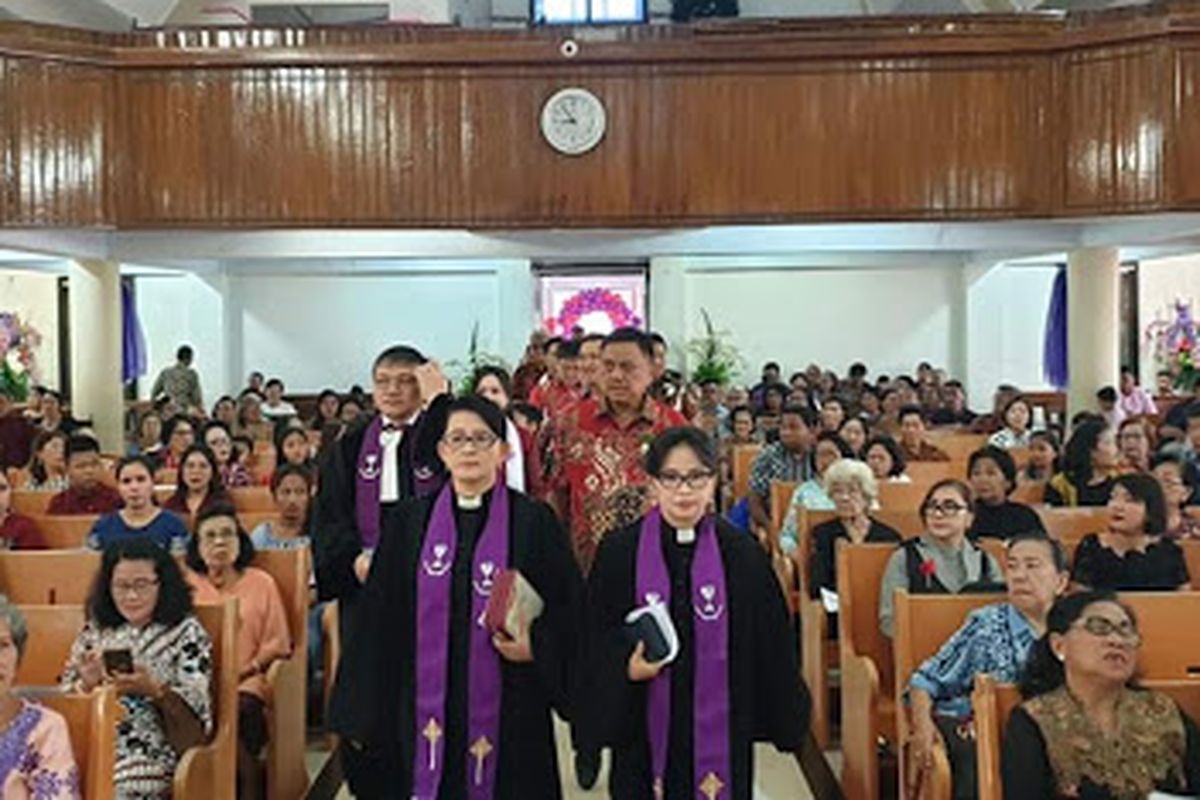 Gubernur Sulawesi Utara Olly Dondokambey, menghadiri ibadah syukur HUT ke-52 serta pentahbisan dan peresmian pastori Jemaat Gereja Masehi Injili di Minahasa (GMIM) Eben Haezer Bumi Beringin Manado, Minggu (17/3/2019) pagi.