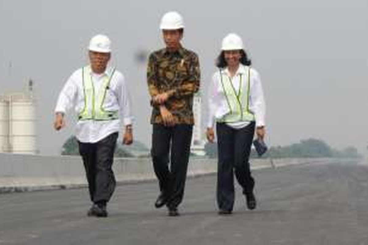 Presiden RI Joko Widodo didampingi Menteri Pekerjaan Umum dan Perumahan Rakyat (PUPR) Basuki Hadimuljono dan Menteri BUMN Rini M Soemarno meninjau proyek Jalan Tol Becakayu, Senin (7/11/2016). 