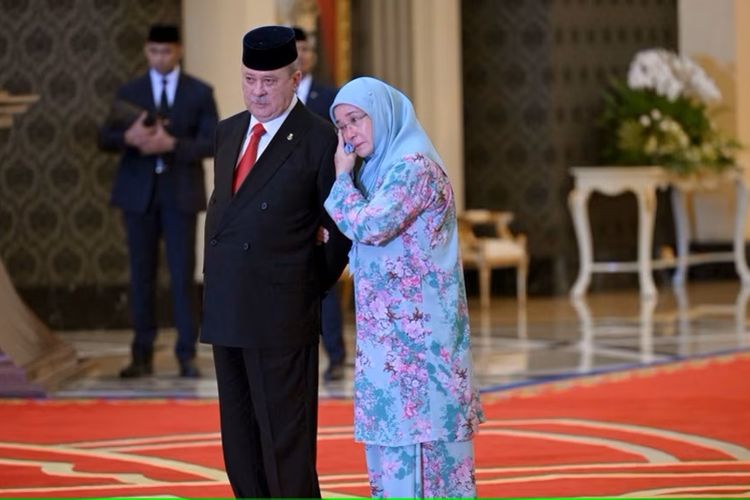 Ratu Malaysia Tunku Azizah Aminah Maimunah Iskandariah memeluk adiknya, Sultan Ibrahim Sultan Iskandar dari Johor, setelah pemilihan Raja Malaysia yang digelar di Istana Nasional di Kuala Lumpur, pada 27 Oktober 2023.