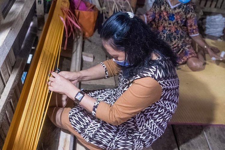 Ilustrasi pembuatan tenun sekomandi di Rumah Tenun Sekomandi di Mamuju, Sulawesi Barat, Kamis (14/7/2022).
