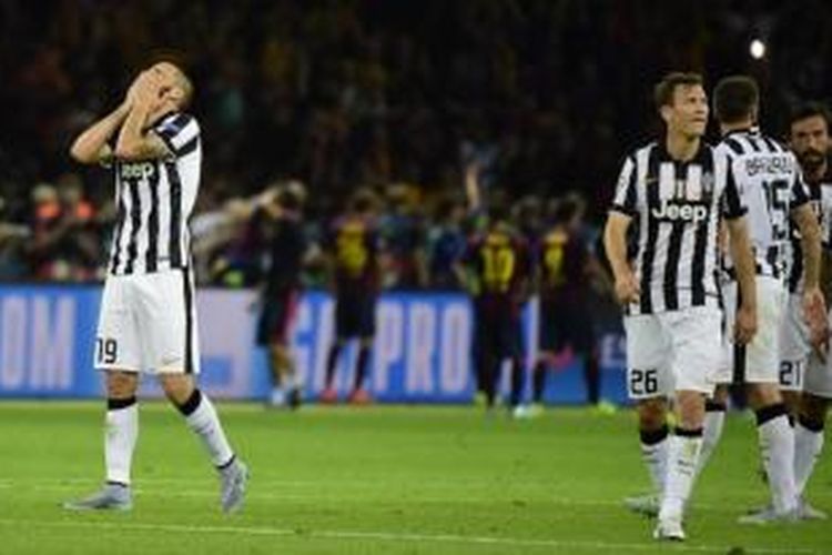 Pemain Juventus, Leonardo Bonucci (kiri), meratapi kekecewaan gagal membawa timnya juara Liga Champions 2014-2015.