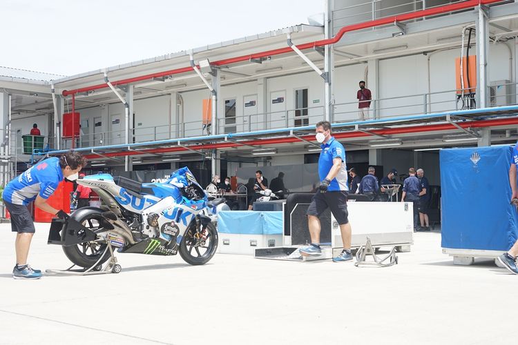 Ofisial Suzuki Ecstar sedang memasukkan motor GSX-RR milik Alex Rins ke dalam box pada pertengahan hari ketiga tes pramusim MotoGP di Sirkuit Mandalika, Minggu (13/2/2022).
