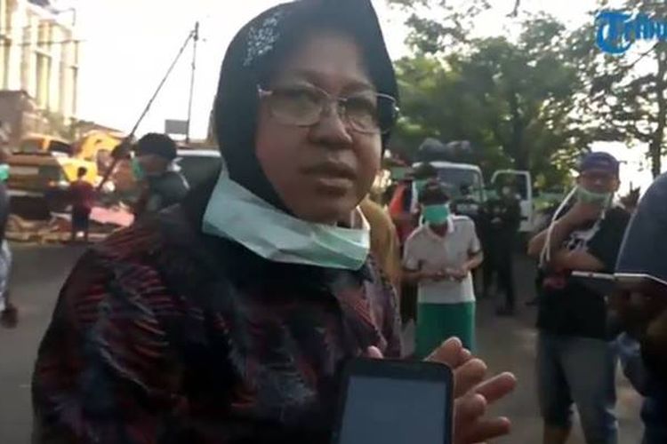 Wali Kota Surabaya Tri Rismaharini turun langsung memimpin pembongkaran empat persil bangunan milik warga yang sudah dibeli Pemkot di Jalan Simpang Dukuh, Jumat (9/6/2017).