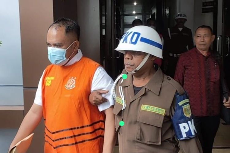 Salah satu tersangka korupsi dana pemilu pada Komisi Pemilihan Umum (KPU) Kabupaten Seram Bagian Barat, Maluku digiring petugas Kejaksaan Tinggi Maluku menuju mobil tahanan untuk dibawa ke Rutan Ambon, Senin (8/8/2022)