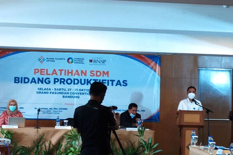 Kasubdit Pengembangan SDM dan PLP saat membuka Pelatihan SDM Bidang Produktivitas. 