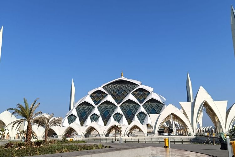 Masjid Al Jabbar di Cimencrang, Gedebage, Kota Bandung, Jawa Barat. 