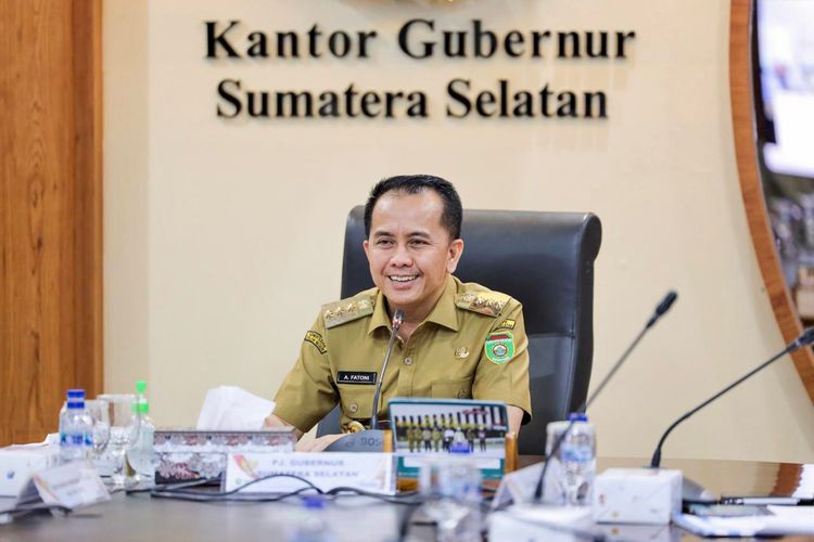 Penjabat (Pj) Gubernur Sumsel Agus Fatoni saat memimpin Rapat Persiapan Kegiatan Bedah Rumah Serentak se-Sumsel secara virtual di Kantor Gubernur Sumsel, Palembang, Sumatera Selatan, Senin (12/4/2024). 
