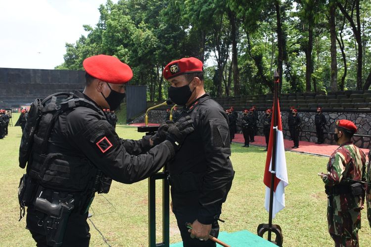 Komandan Jenderal Komando Pasukan Khusus (Kopassus) Brigjen TNI Mohamad Hasan menjalani penyematan brevet anti-teror dari Satuan 81 (Sat-81) yang diberikan langsung oleh Wakil Komandan Satuan (Wadansat) 81 Kopassus Letkol Inf Wimoko di Lapangan Alfa Sat-81 Kopassus, Jakarta, Kamis (24/9/2020).