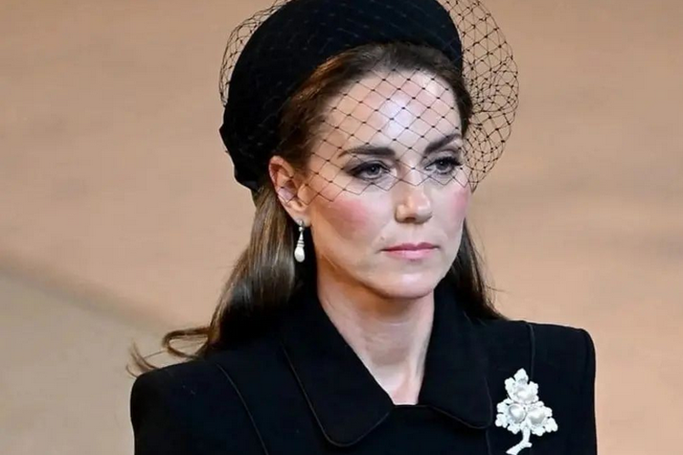 Kate Middleton mengenakan salah satu perhiasan mutiara peninggalan Ratu Elizabeth