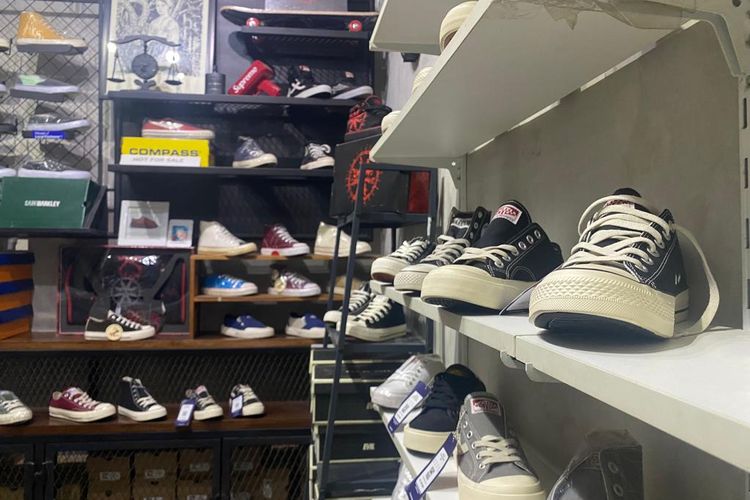 Toko Gudang Warrior sepatu lokal di The Hallway Space di Pasar Kosambi, Bandung. 