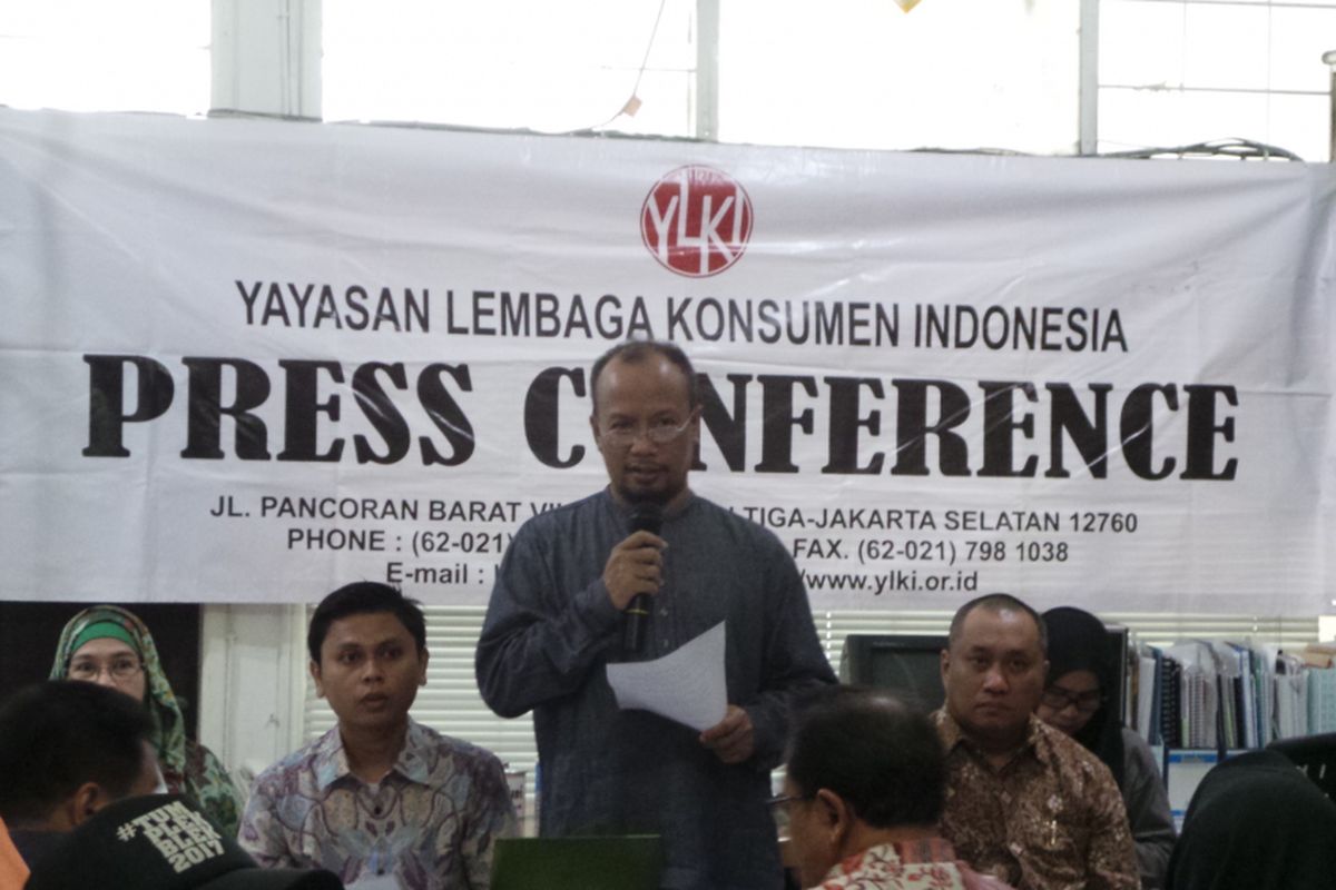 Konferensi pers Yayasan Lembaga Konsumen Indonesia (YLKI) mengenai biro umrah bandel, di Kantor YLKI, Pancoran Barat, Jakarta Selatan, Jumat (28/7/2017). Dalam foto tersebut, Ketua Pengurus Harian YLKI Tulus Abadi (berdiri) memberikan penjelasan. 