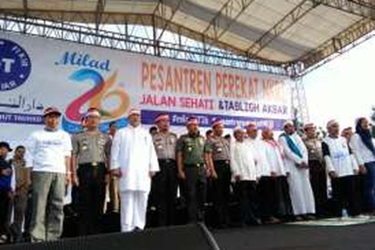 Kapolri Jenderal Tito Karnavian berasama para pejabat daerah serta para ulama saat hadir dalam acara Milad Ponpes Daarut Tauhid di Lapangan Gasibu,  Jalan Diponegoro,  Senin (12/12/2016). KOMPAS.com/DENDI RAMDHANI 