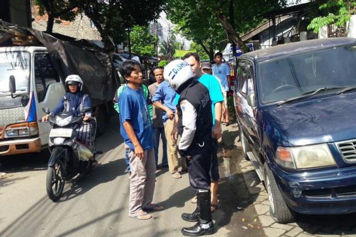 Petugas Suku Dinas Perhubungan dan Transportasi Jakarta Selatan merazia parkir liar di Jalan Pengadegan Utara, Pancoran, Jakarta Selatan, Kamis (8/12/2016).