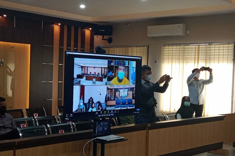 Sidang virtual terhadap Andriansyah mantan anggota polisi yang tega membakar pacarnya yakni DN (25) berlangsung di Pengadilan Negeri Muara Enim, Sumatera Selatan, Selasa (13/9/2022). Dalam sidang dengan agenda putusan itu, Andriansyah dijatuhi hukuman penjara selama 20 tahun.